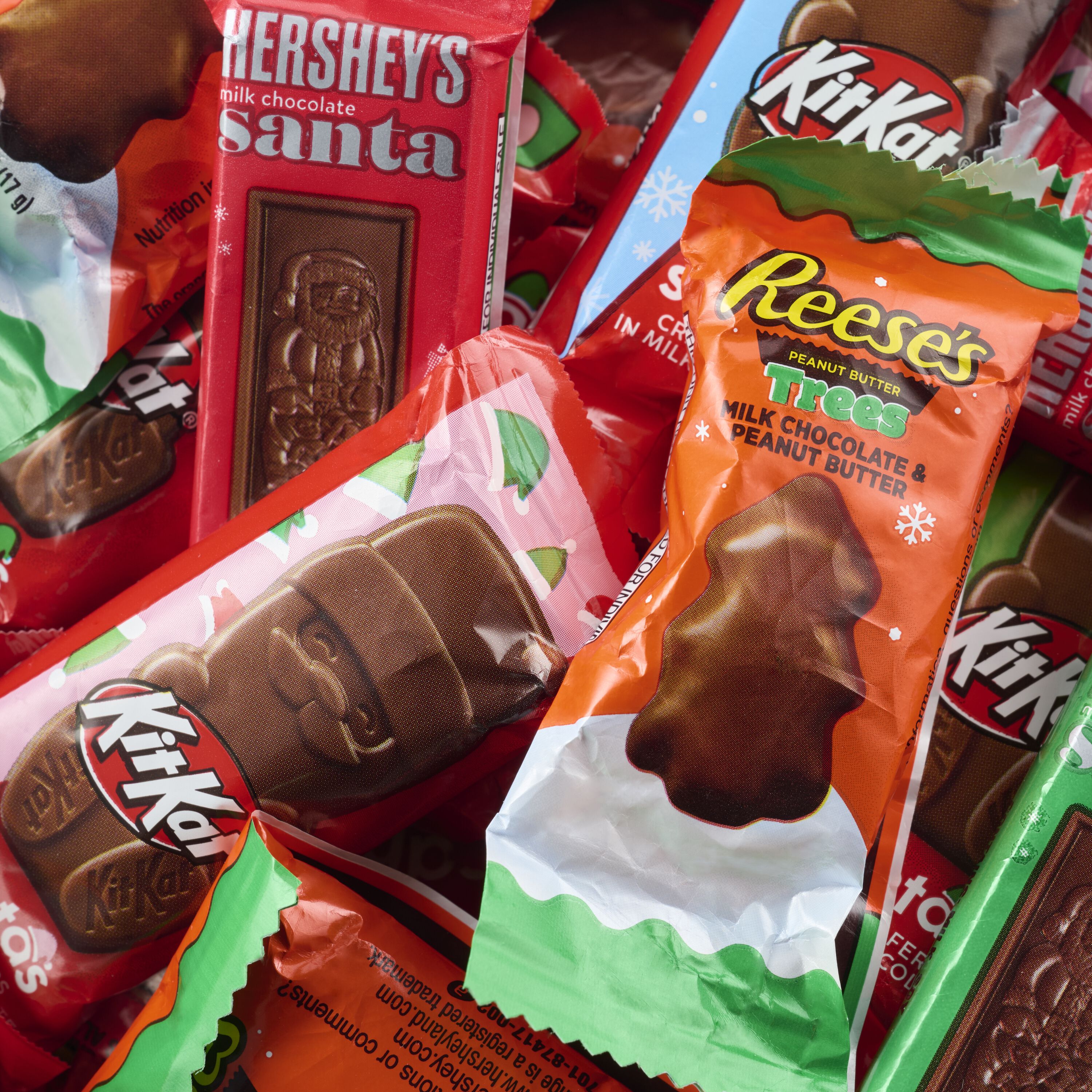 HERSHEY'S Assorted Snack Size Red and Green Holiday Gift Tin, 24 oz $24.99