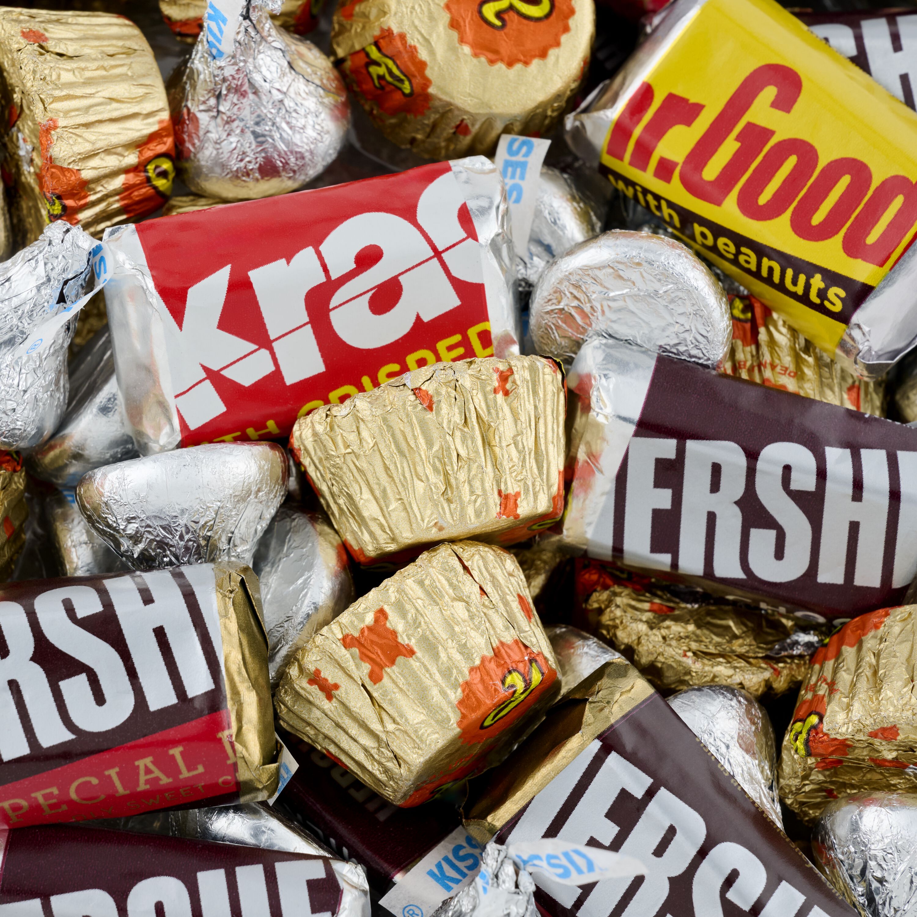 HERSHEY’S Gold Gift Tin | 2 lbs. $24.99 3 HERSHEY’S Gold Gift Tin | 2 lbs. $24.99